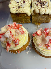 Load image into Gallery viewer, Treats cake Gift Box