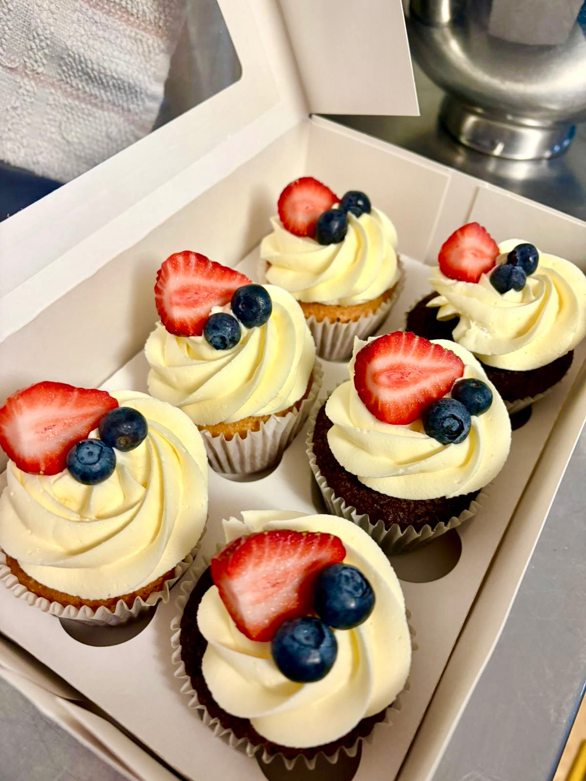 Delicious cupcakes - mixed box of vanilla and chocolate